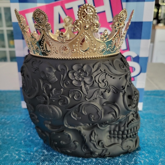Bath and Body Skull Crown Candle Holder NEW - Picture 4 of 5